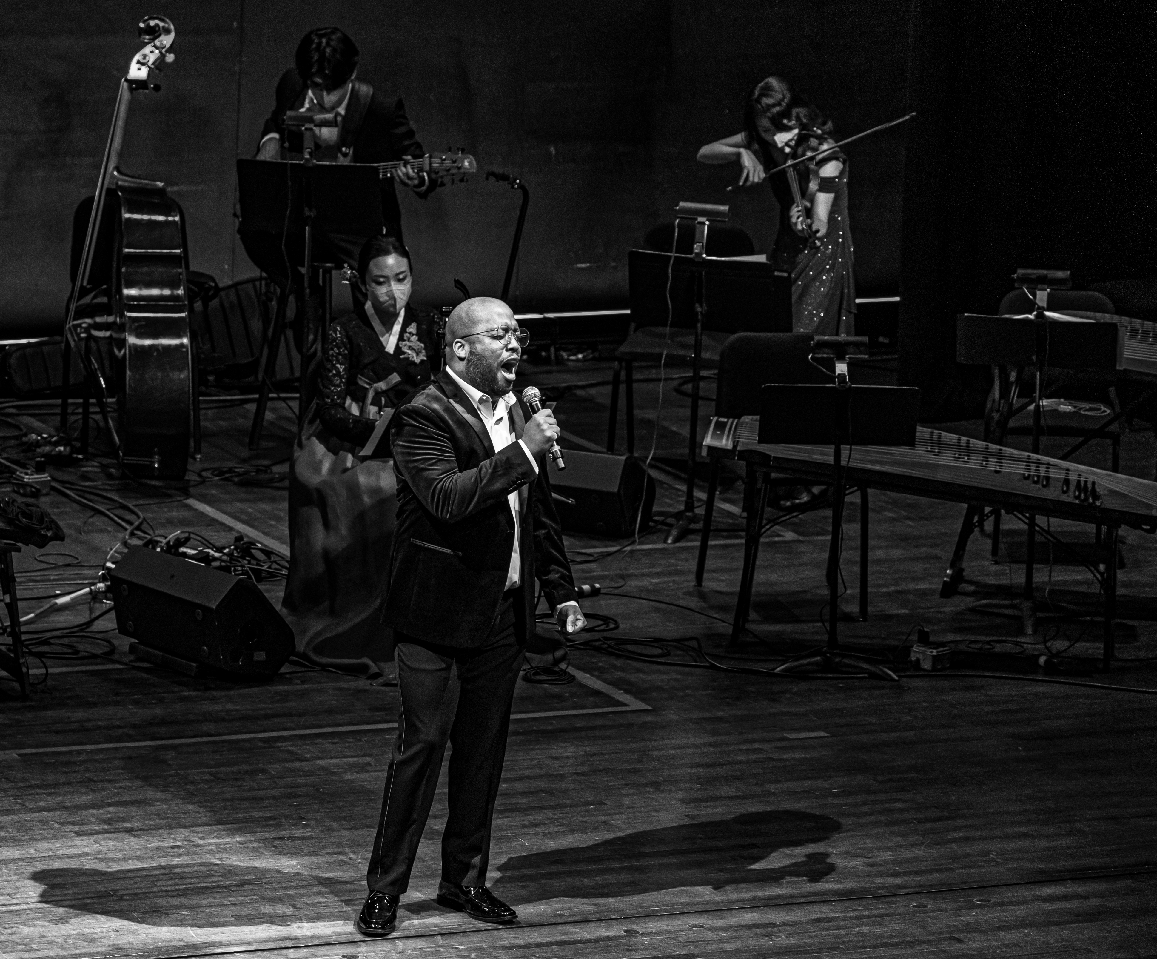 Jamon Maple - Performance in Black and White